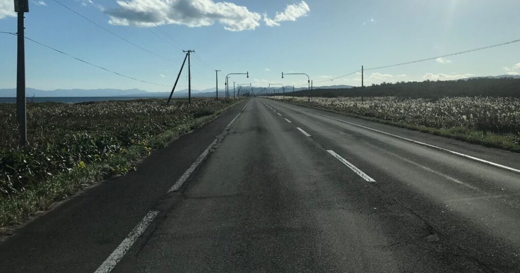 北海道の広い道路風景