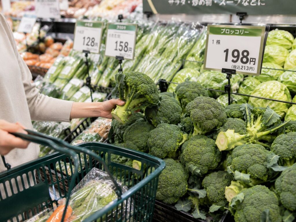 スーパー店頭に並ぶ野菜売り場の様子