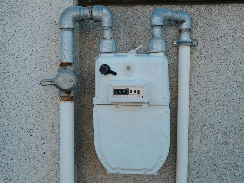 都市ガスのメーターと配管設備