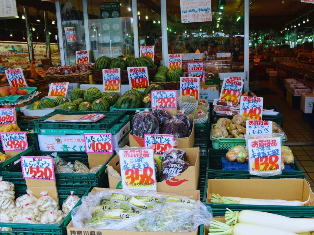 スーパー店頭に並ぶ野菜売り場の様子