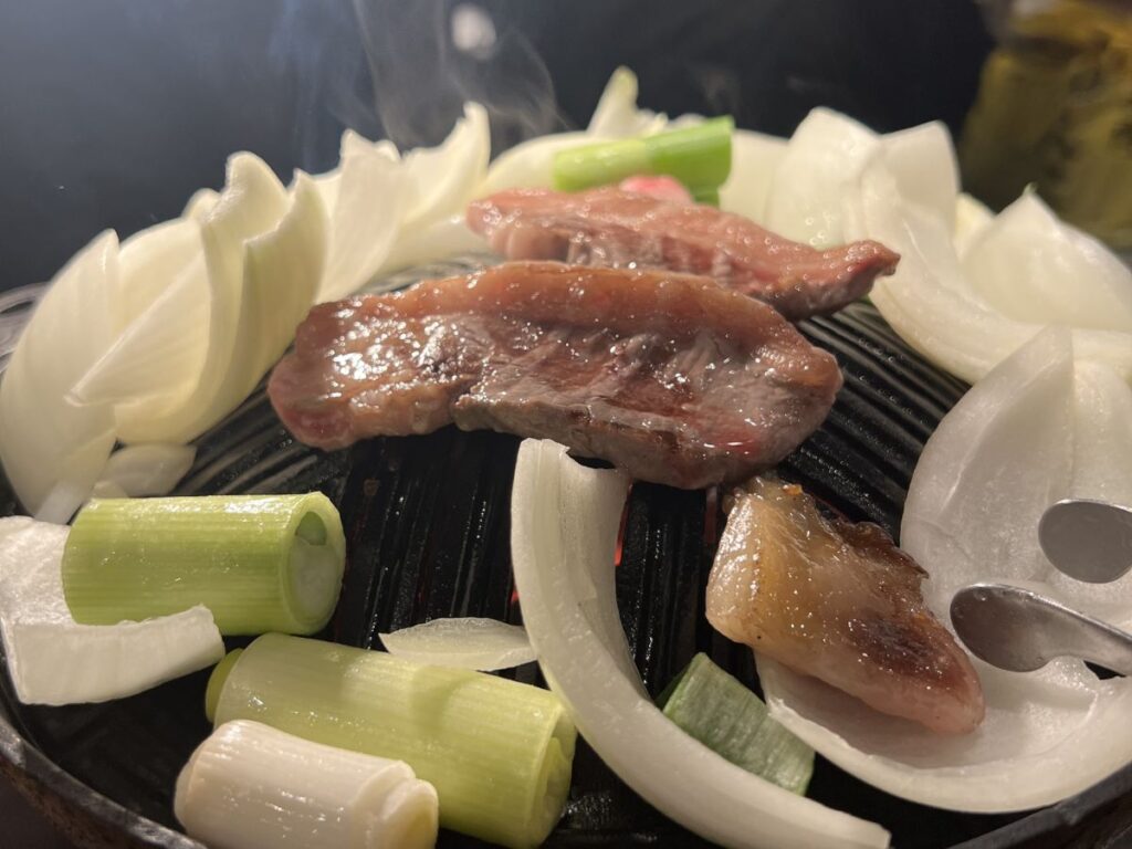 北海道のジンギスカンで焼かれるラム肉