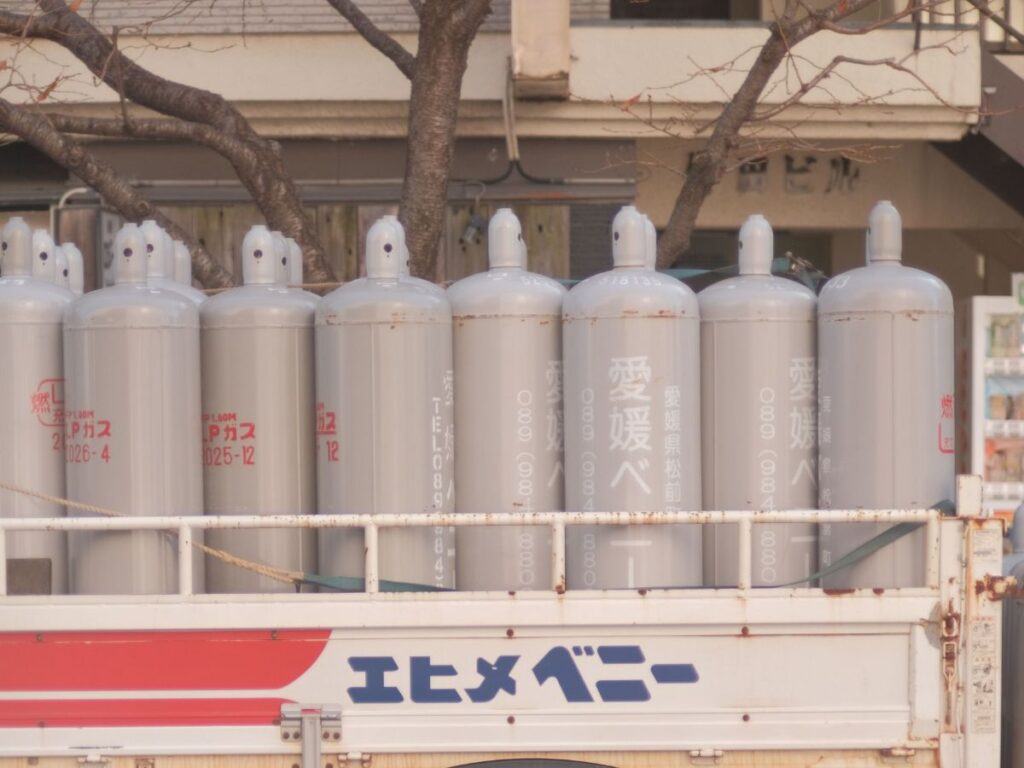 配送用トラックに積まれたプロパンガス（LPガス）のボンベ