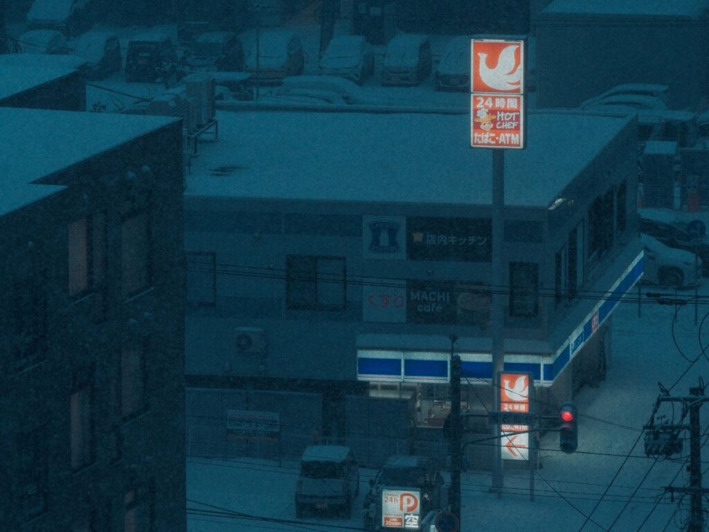雪が降る北海道の街中にあるセイコーマート