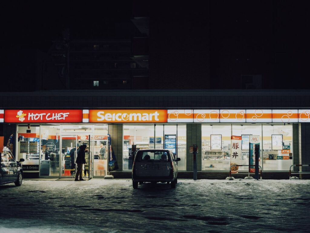 冬の北海道で営業するセイコーマート店舗