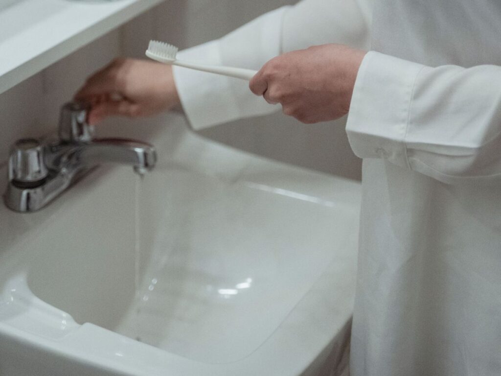 洗面台で水を使う様子
