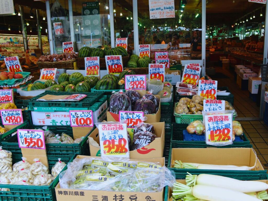 青果店の店頭に並ぶ野菜